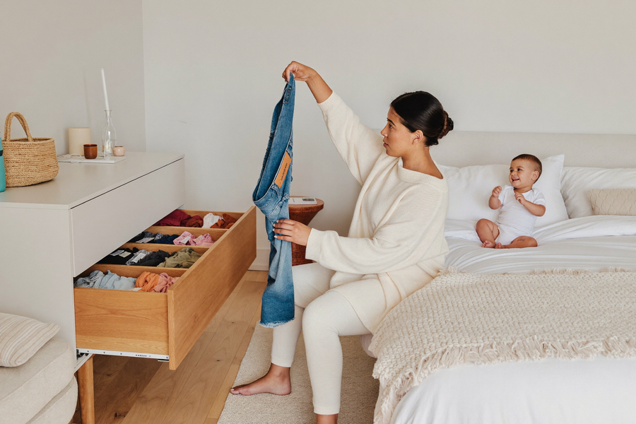 Mamá con su bebé mirando sus jeans de antes